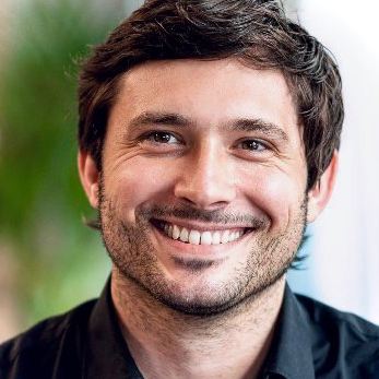 photo du visage de matthias ott, un homme au cheveux brun, qui sourit